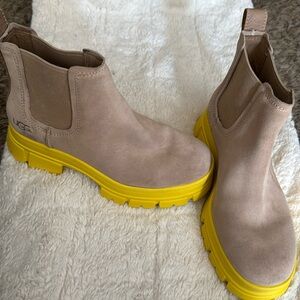 Tan and yellow uggs size 6
